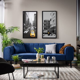 Plava sofa kao centar pažnje atraktivnog enterijera