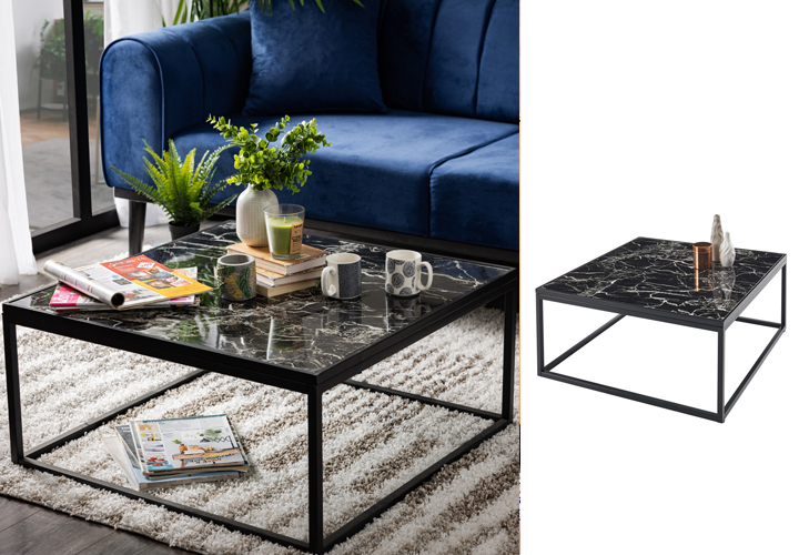 Plava sofa kao centar pažnje atraktivnog enterijera